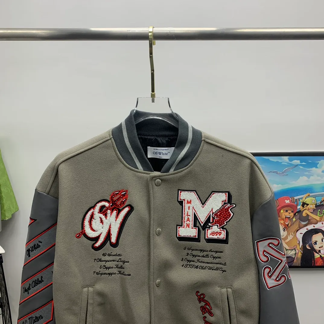The top tested version off white, the new AC Milan co-branded heavy-duty embroidery hot-drilled baseball jacket, worn by many NBA stars, is a sincere heavy-duty baseball jacket. This baseball jacket adopts a leather sleeve splicing design. The main body fabric is made of 80% wool and 20% polyester blended fabric. The single piece is thick and the texture is very good. The inner layer is very soft, customized cupro silk lining. The upper body is soft and skin-friendly. The middle layer is quilted. The wavy stitching ensures no cotton leakage. There is an embroidery on the front and back of the embroidery part. It is made with imported Tajima embroidery machine and towel embroidery process. It seems simple but the process is very complicated. This towel embroidery is not formed in one piece, but is divided into three parts: the bottom, middle and upper part. The bottom is black and the top is black. The pattern is sewn using towel embroidery technology. The middle layer is embroidered with white yarn to outline the shape and then sewn on the bottom. The layering is obvious. Each part needs to be made separately and sewn together. It is different from the one-piece version on the market! Accessories: First, placket snaps, heavy-duty metal snaps, separate mold opening and customization, mold opening fee 8K. Accessory materials, snap buttons, and zippers all need to be molded and customized. The overall shape adopts a pure American retro wide sleeve shape, which fully demonstrates the loose shoulder effect. The fabric is selected from heavy woolen to show a wide and stylish wearing posture. The interior uses thick quilted cotton as the liner. The entire jacket has a thicker texture and is cold-proof, warm and stylish. Gray, size: S M L XL P:700